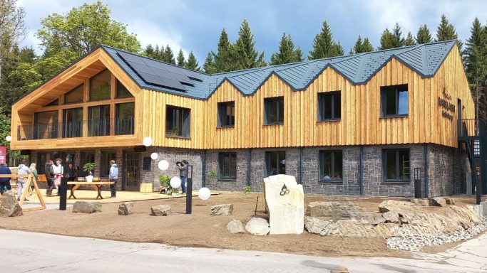 Sporthotel mit Gastronomie Gewerbebau Holzbauweise