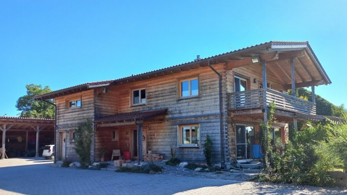 Blockhaus mit naturbelassener Holzfassade Holzhausplanung