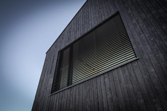 karbonisierte schwarze Holzfassade modernes Holzhaus
