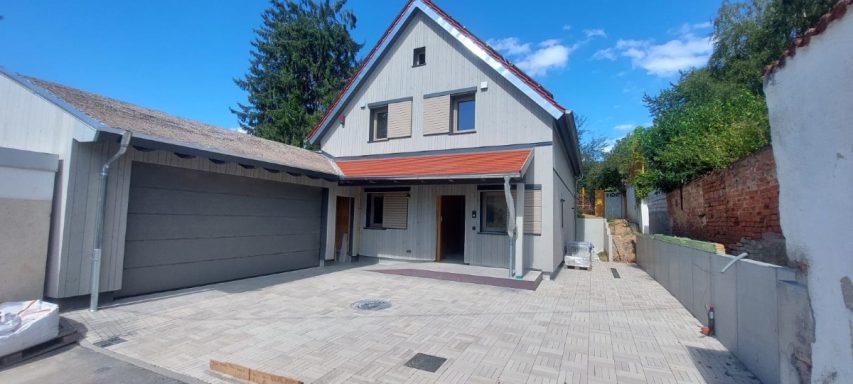 Blockhaus mit großer Holzgarage Blockhaus Ersatzbau Ortskern